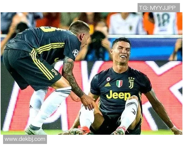 球迷疯狂冲进场内抢C罗球衣引发热议欧冠奇葩瞬间